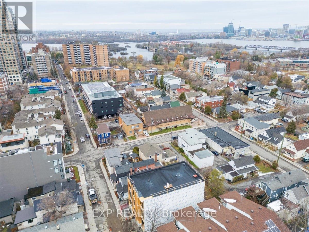 












68 LYNDALE AVENUE

,
Ottawa,




Ontario
K1Y2M8

