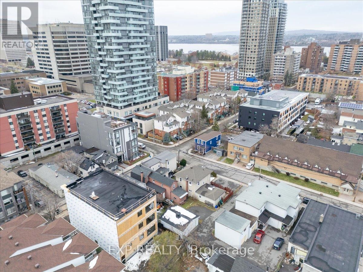 












68 LYNDALE AVENUE

,
Ottawa,




Ontario
K1Y2M8

