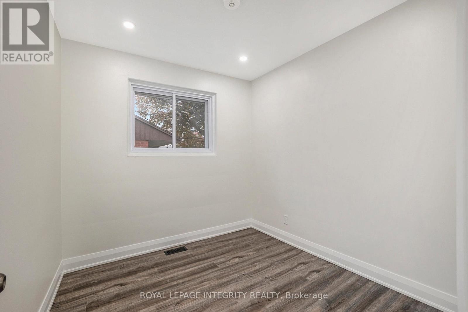 












2321 KAY STREET

,
Ottawa,




Ontario
K2C1J6

