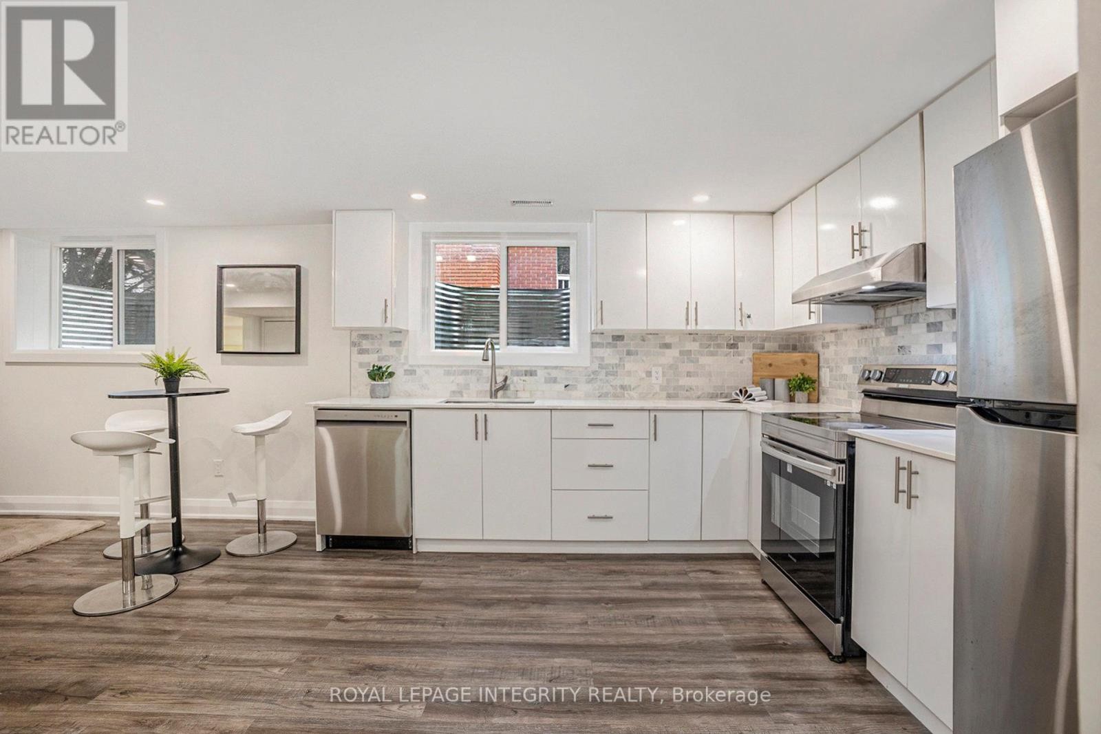 












2321 KAY STREET

,
Ottawa,




Ontario
K2C1J6

