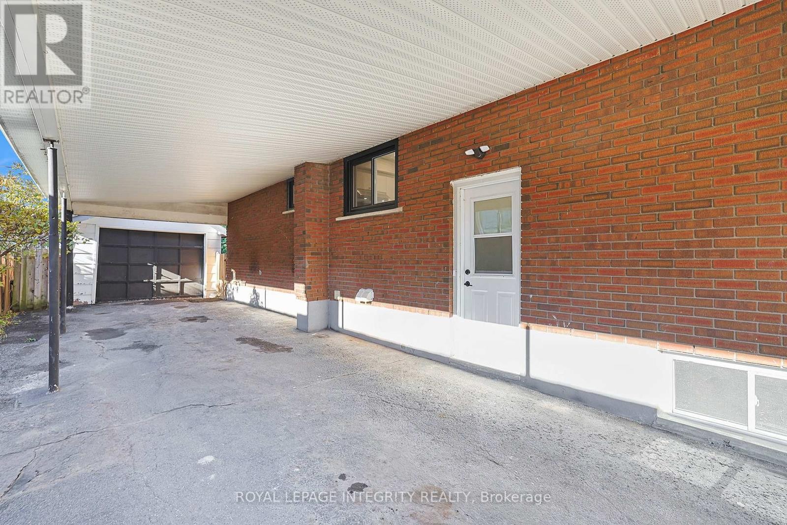 












2321 KAY STREET

,
Ottawa,




Ontario
K2C1J6

