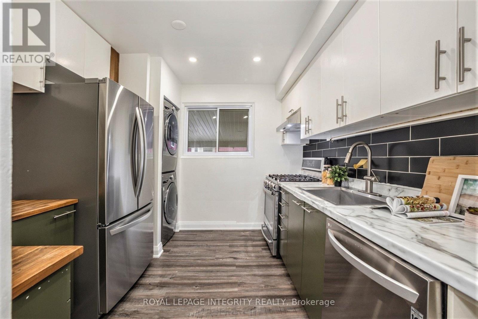 












2321 KAY STREET

,
Ottawa,




Ontario
K2C1J6

