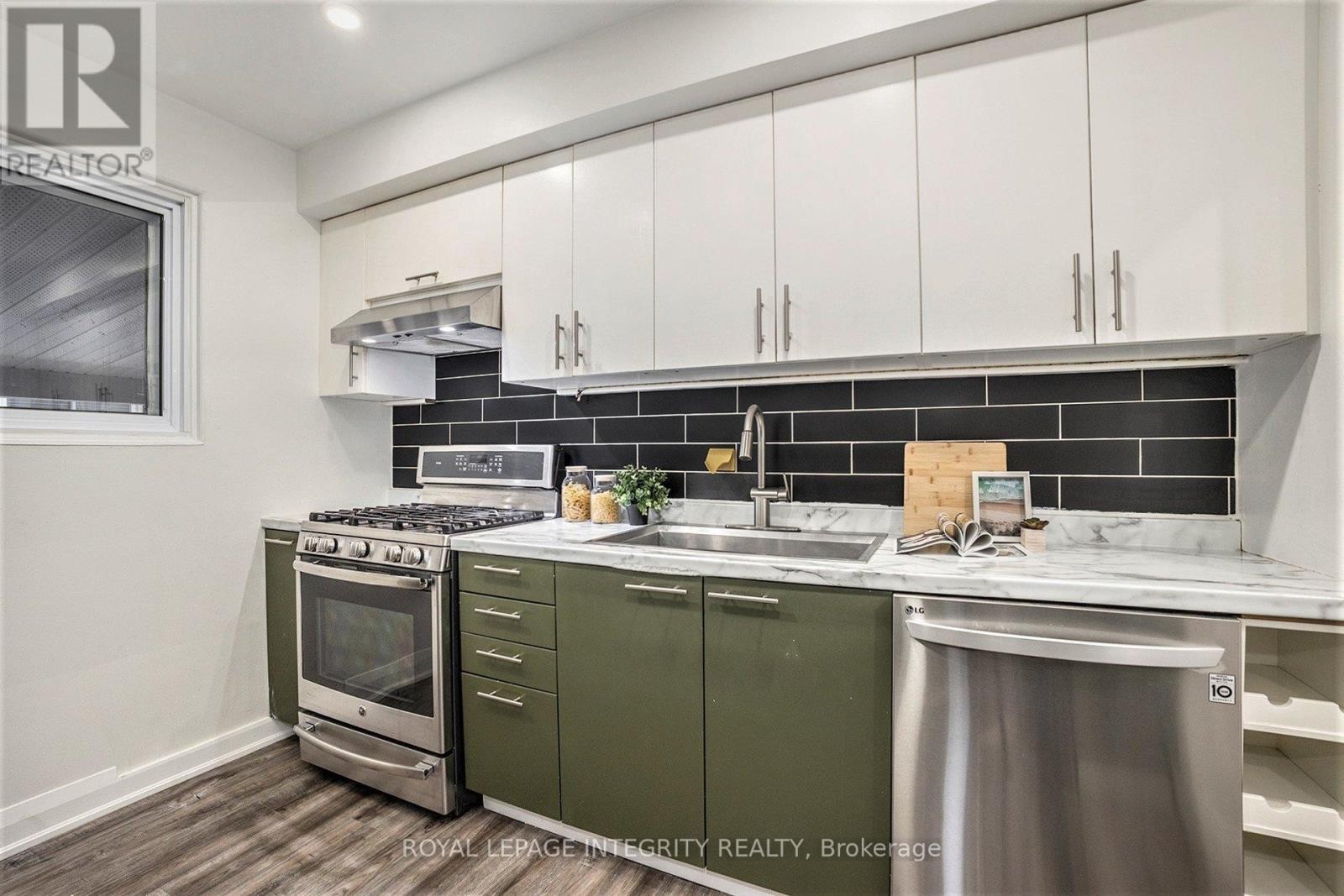 












2321 KAY STREET

,
Ottawa,




Ontario
K2C1J6

