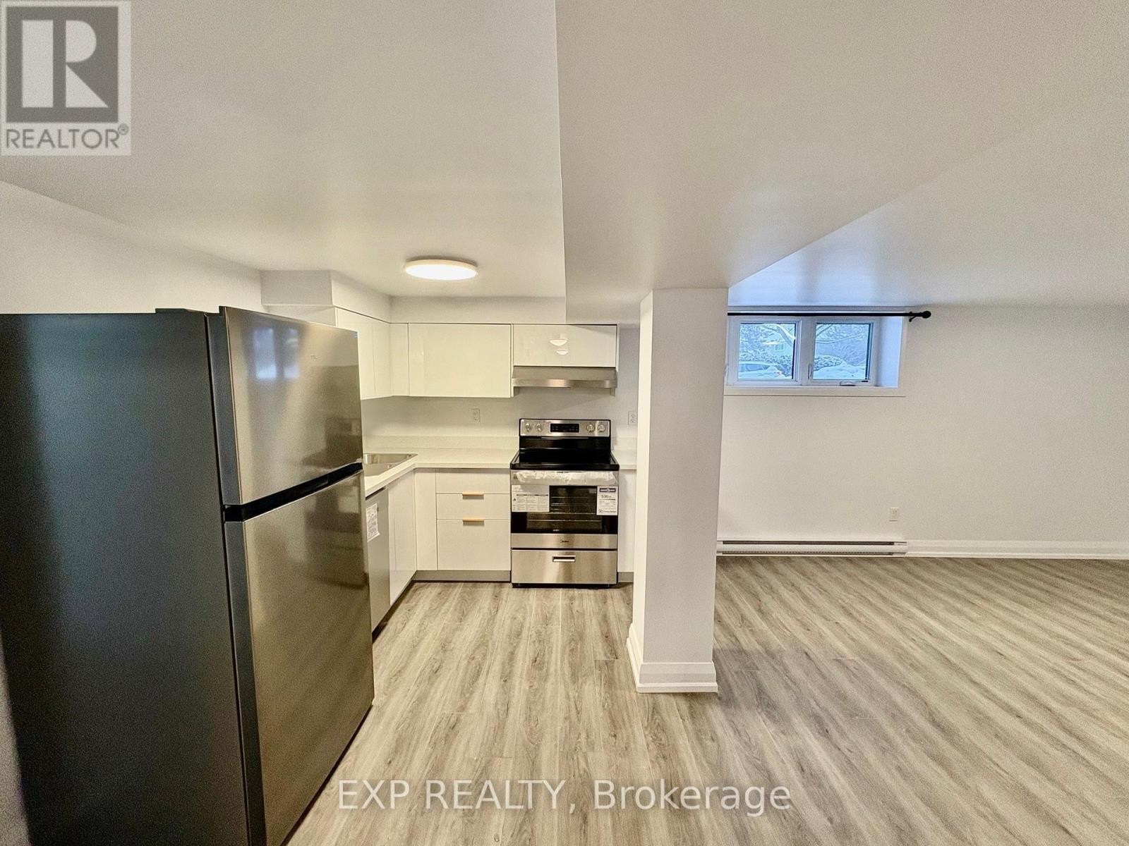 












3 - 1436 BELLAMY STREET

,
Ottawa,




Ontario
K2C1S3

