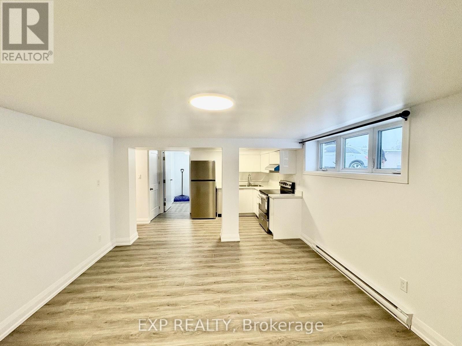 












3 - 1436 BELLAMY STREET

,
Ottawa,




Ontario
K2C1S3

