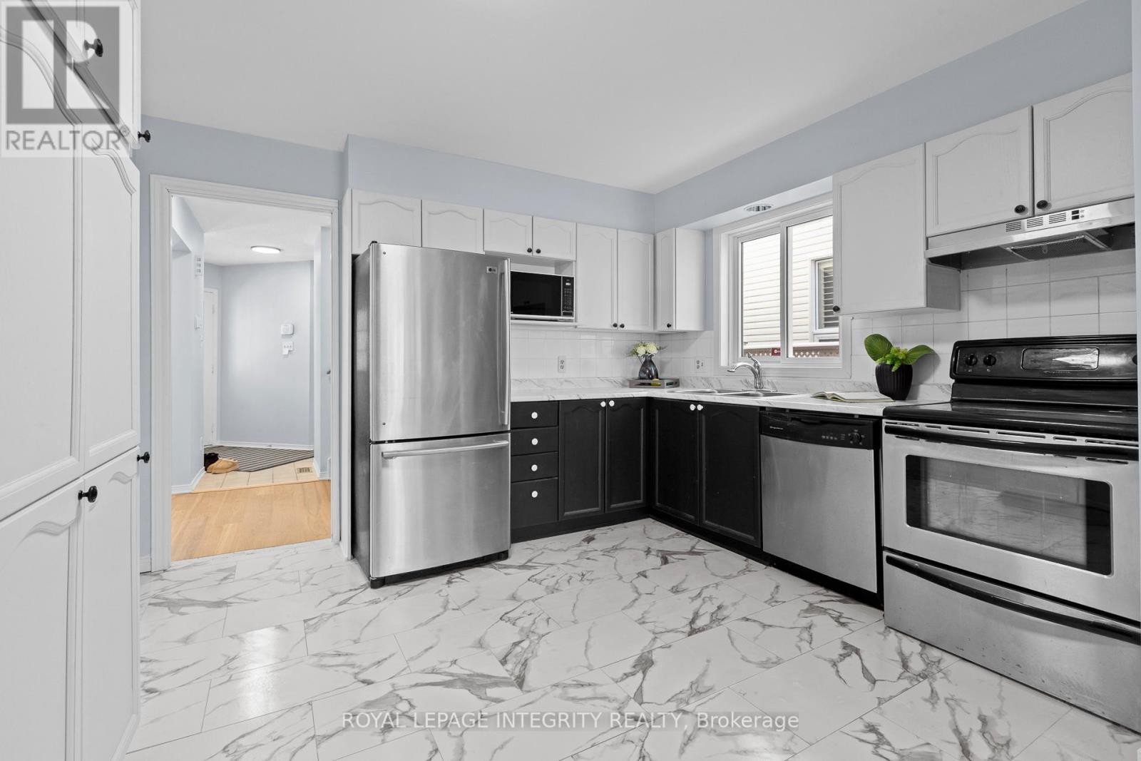 












11 ROYAL FIELD CRESCENT

,
Ottawa,




Ontario
K2J4G1

