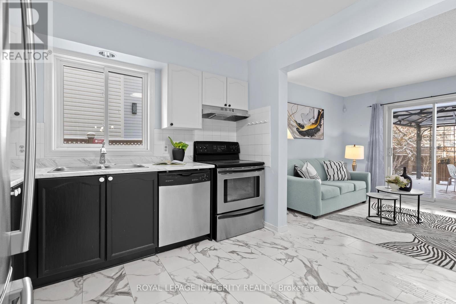 












11 ROYAL FIELD CRESCENT

,
Ottawa,




Ontario
K2J4G1

