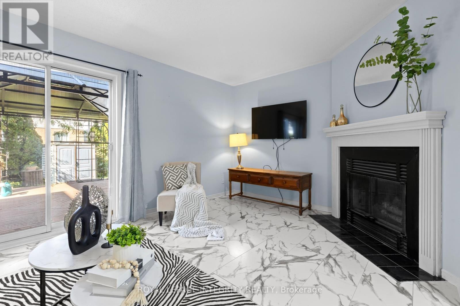 












11 ROYAL FIELD CRESCENT

,
Ottawa,




Ontario
K2J4G1

