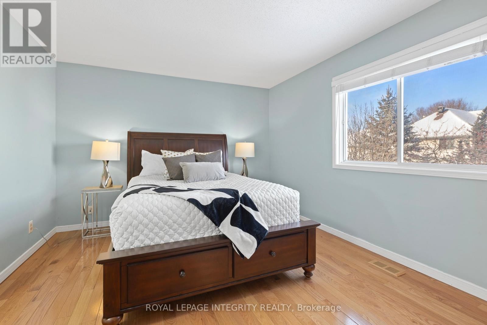 












11 ROYAL FIELD CRESCENT

,
Ottawa,




Ontario
K2J4G1

