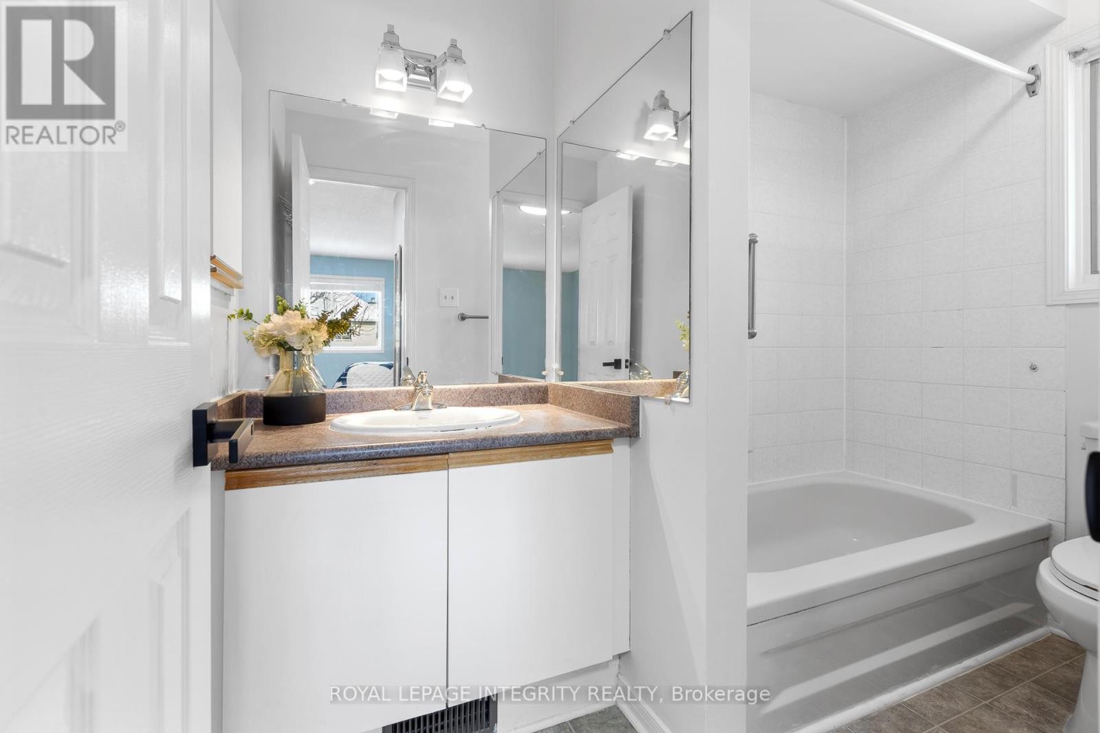 












11 ROYAL FIELD CRESCENT

,
Ottawa,




Ontario
K2J4G1

