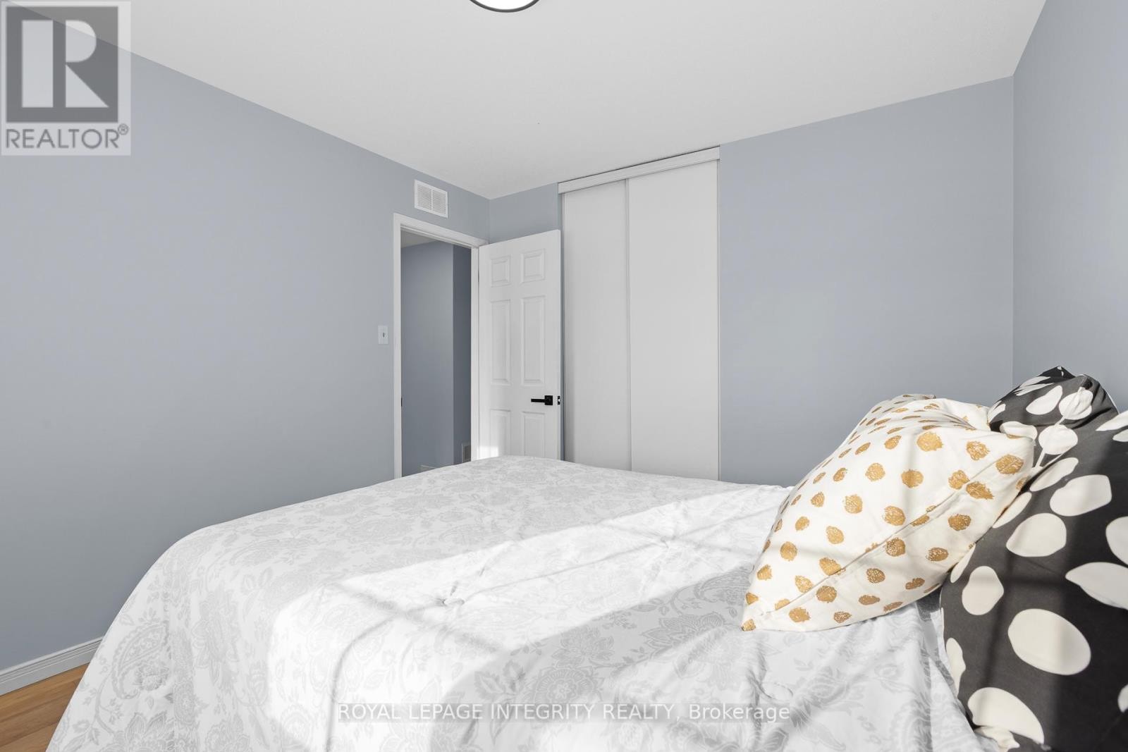 












11 ROYAL FIELD CRESCENT

,
Ottawa,




Ontario
K2J4G1

