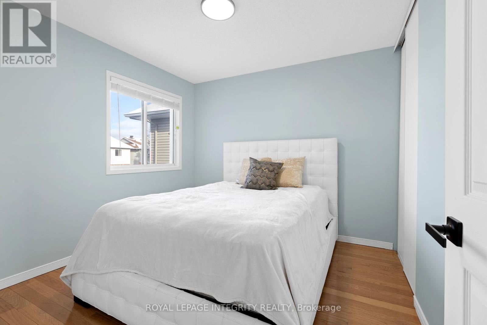 












11 ROYAL FIELD CRESCENT

,
Ottawa,




Ontario
K2J4G1

