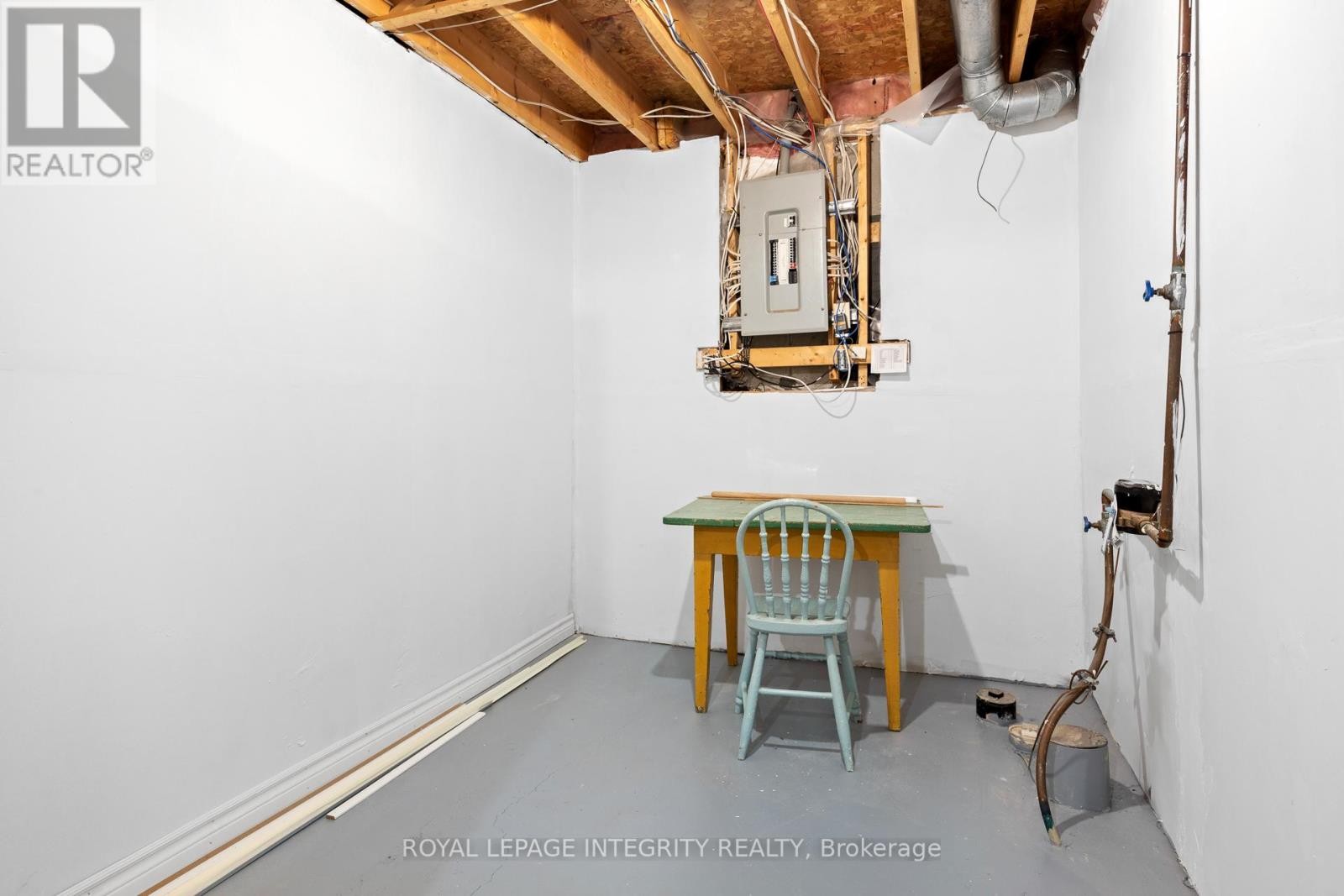 












11 ROYAL FIELD CRESCENT

,
Ottawa,




Ontario
K2J4G1

