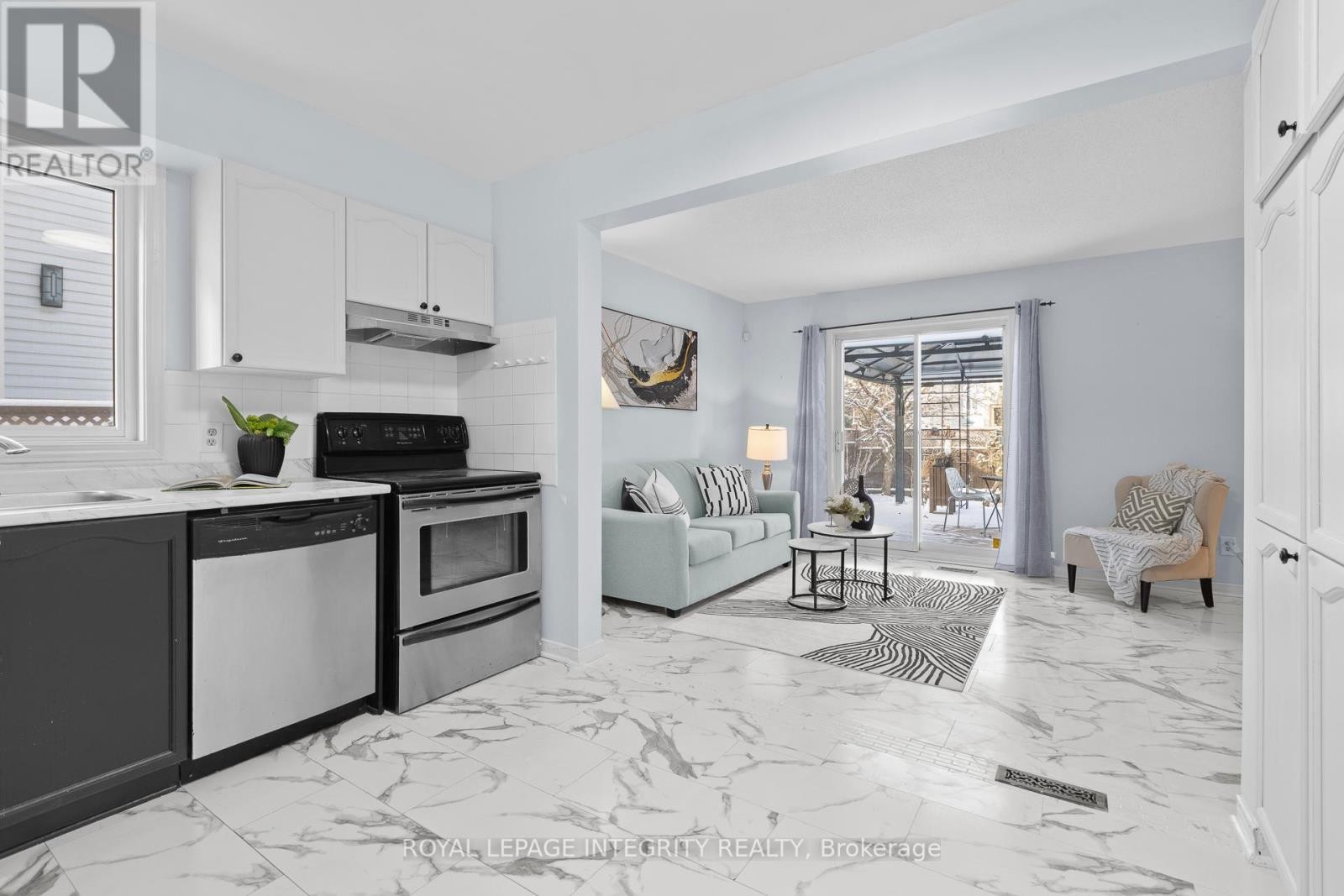 












11 ROYAL FIELD CRESCENT

,
Ottawa,




Ontario
K2J4G1

