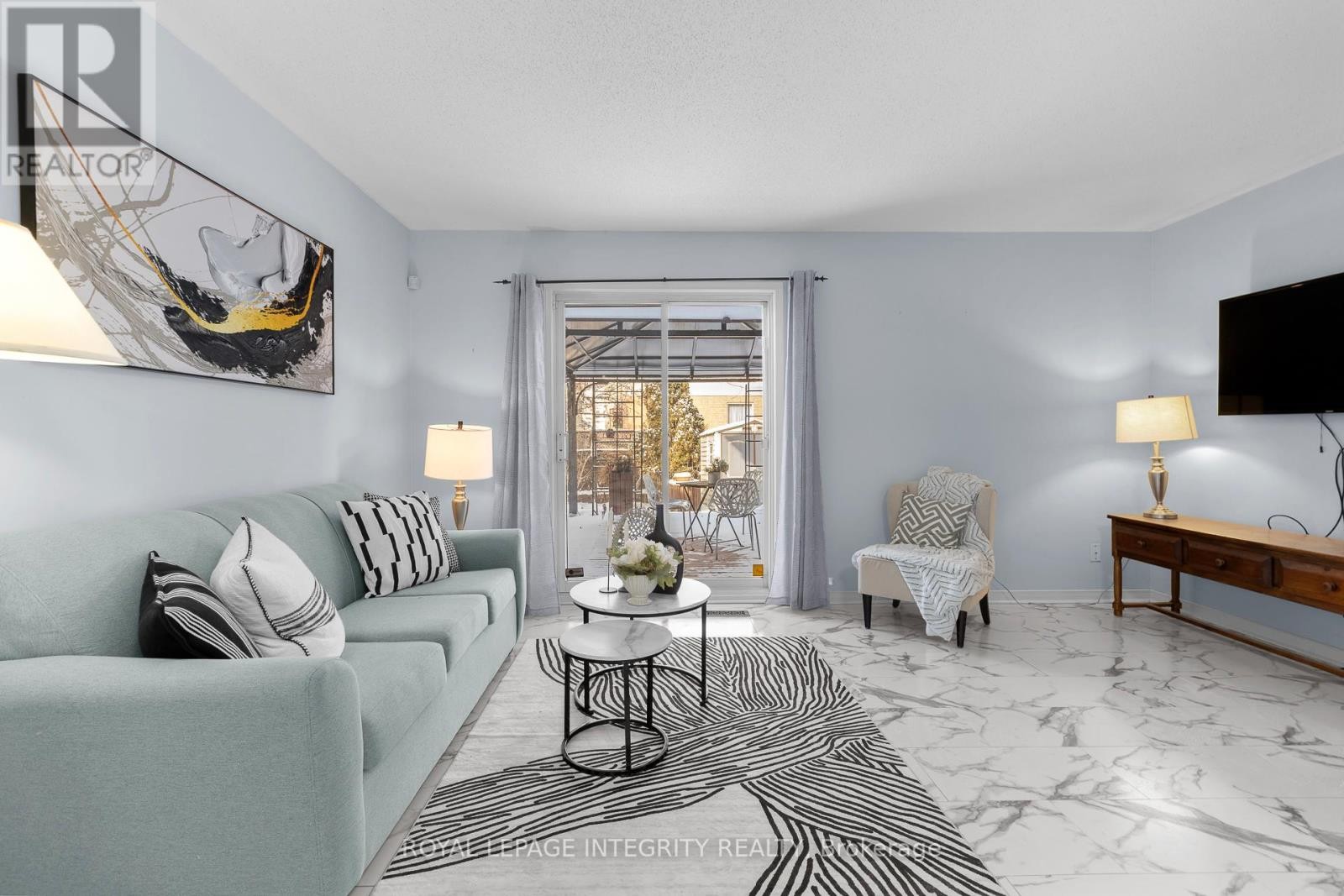 












11 ROYAL FIELD CRESCENT

,
Ottawa,




Ontario
K2J4G1

