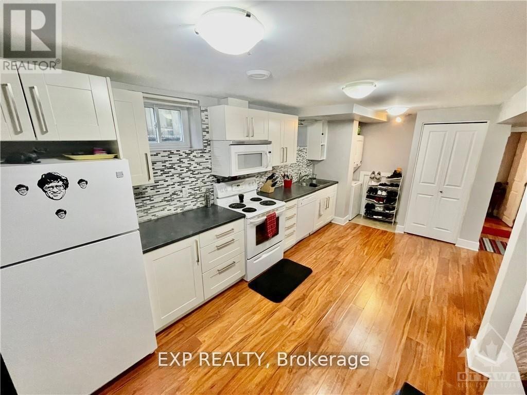 












B - 1344 AVENUE U AVENUE

,
Ottawa,




Ontario
K1G0E1

