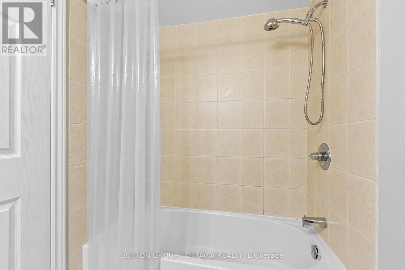 












74 - 641 LOUIS TOSCANO DRIVE

,
Ottawa,




Ontario
K4A0B7

