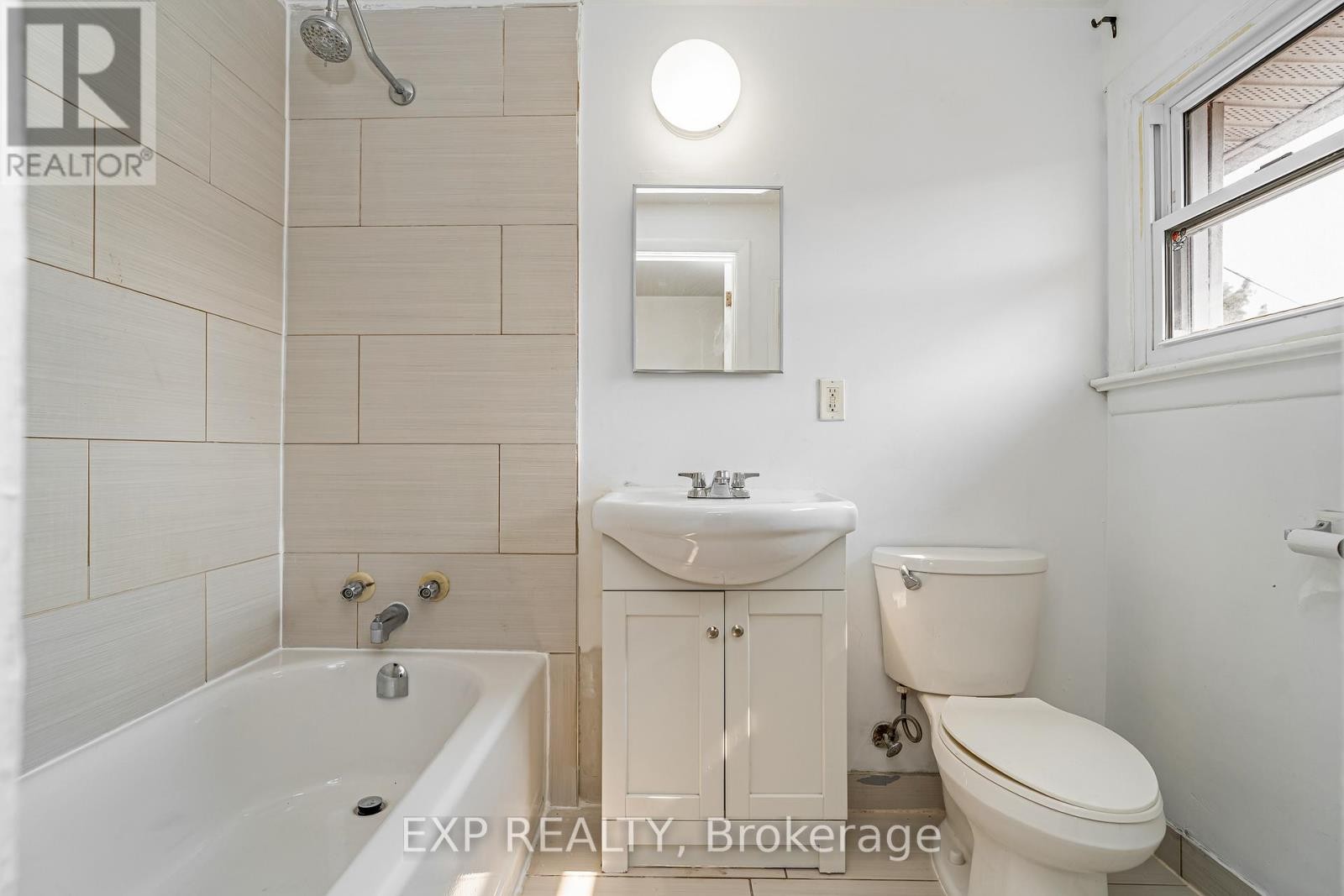 












646 BORTHWICK AVENUE

,
Ottawa,




Ontario
K1K2L9

