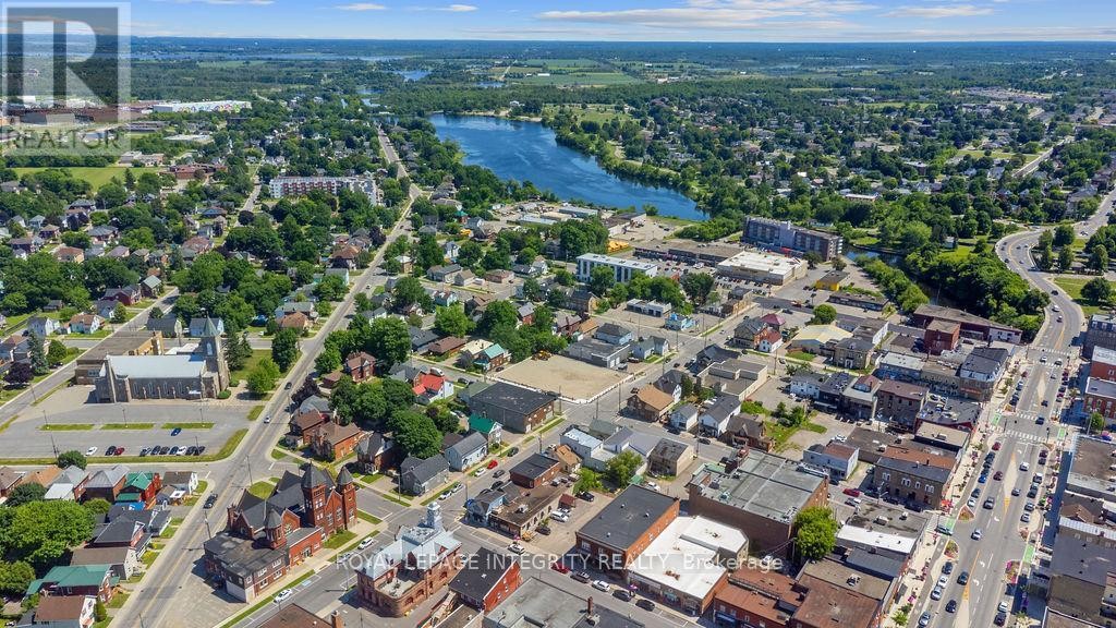 












34 - 34 MARKET STREET N

,
Smiths Falls,




Ontario
K7A2E6

