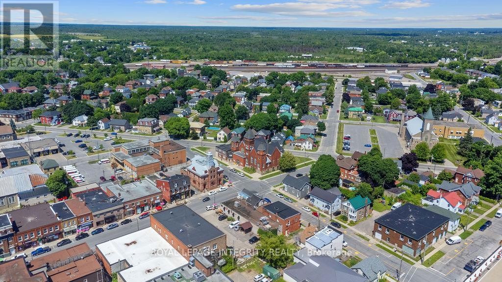 












34 - 34 MARKET STREET N

,
Smiths Falls,




Ontario
K7A2E6

