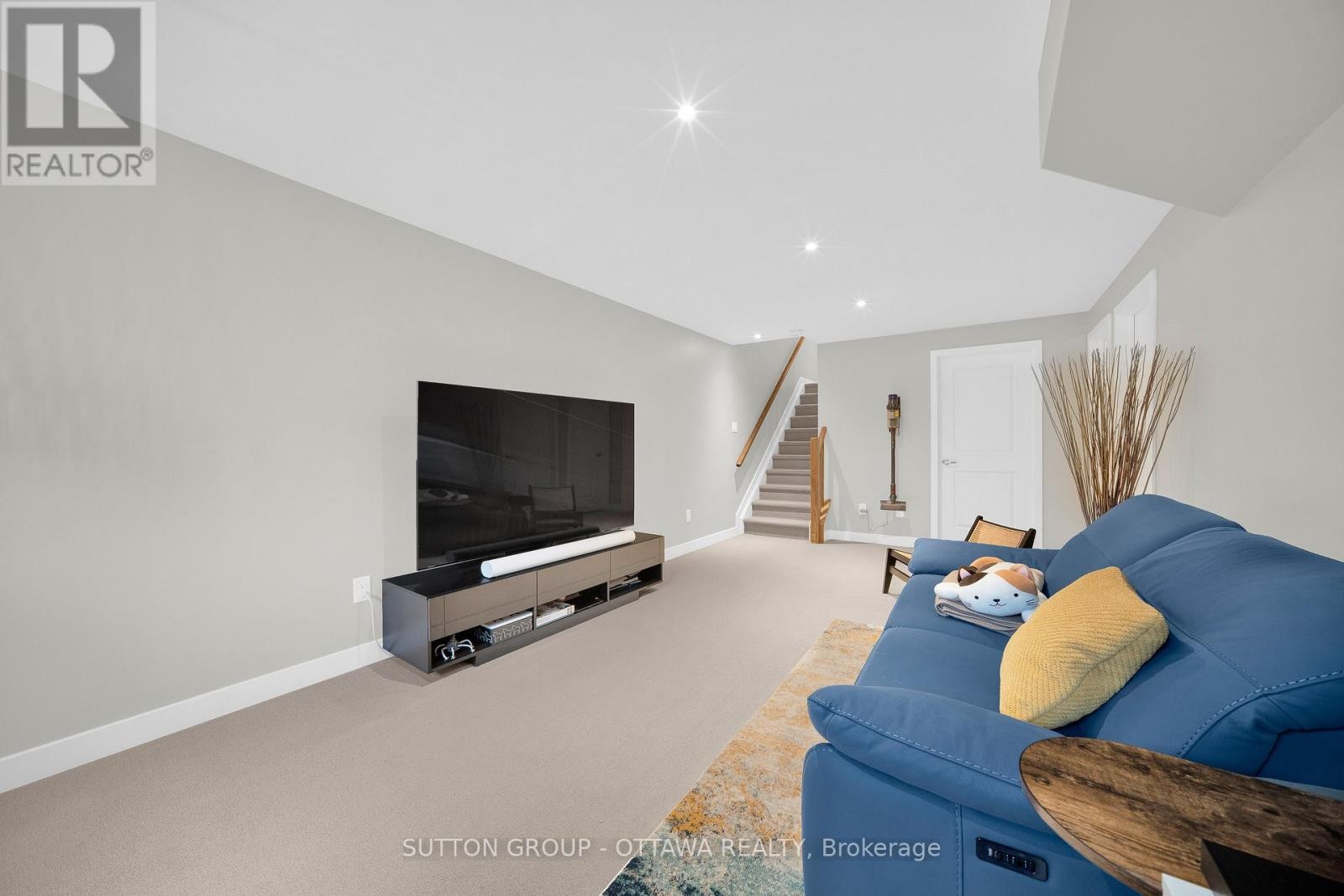 












726 OCTAVE GROVE

,
Ottawa,




Ontario
K1X0C7

