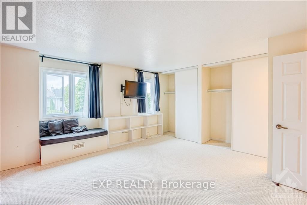 












55 ROYAL FIELD CRESCENT

,
Ottawa,




Ontario
K2J4E2

