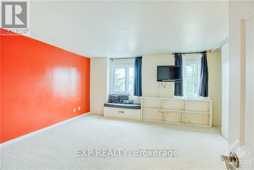 












55 ROYAL FIELD CRESCENT

,
Ottawa,




Ontario
K2J4E2

