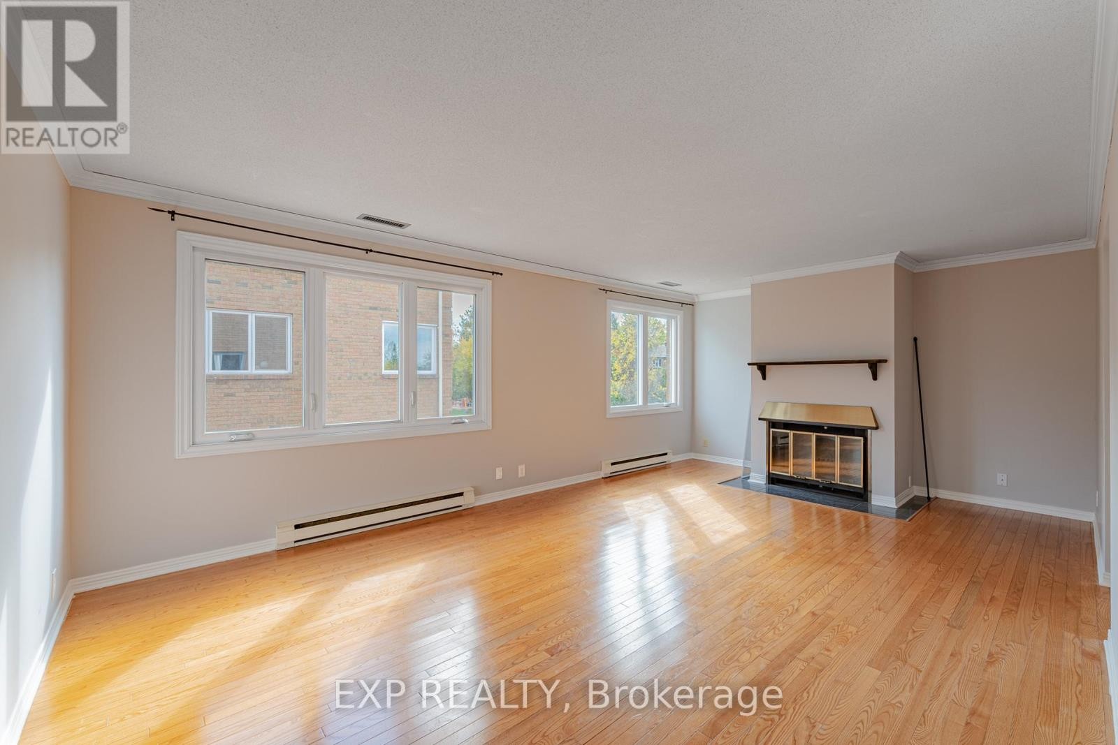 












208 STRATAS COURT

,
Ottawa,




Ontario
K2L3K5

