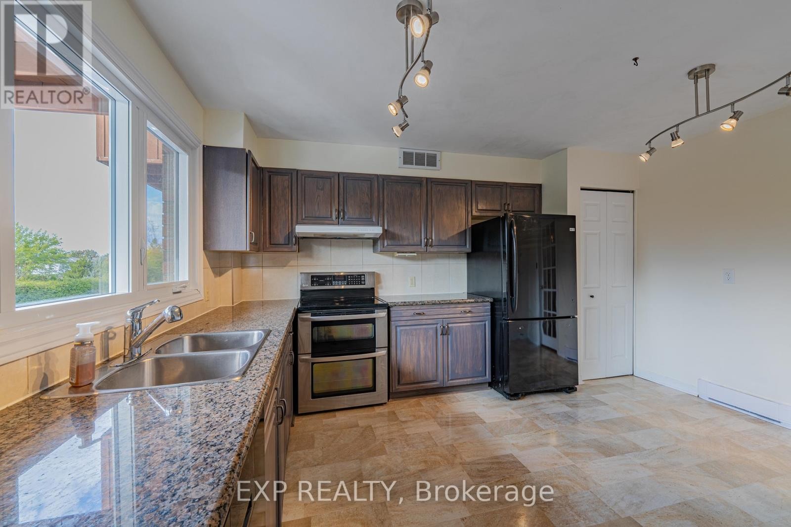 












208 STRATAS COURT

,
Ottawa,




Ontario
K2L3K5

