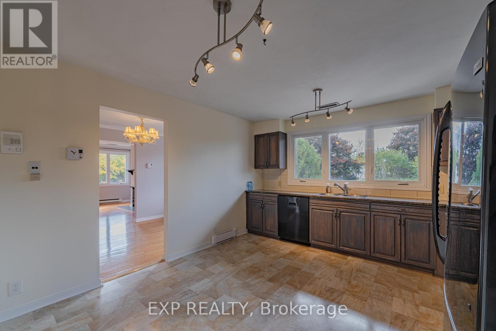 












208 STRATAS COURT

,
Ottawa,




Ontario
K2L3K5

