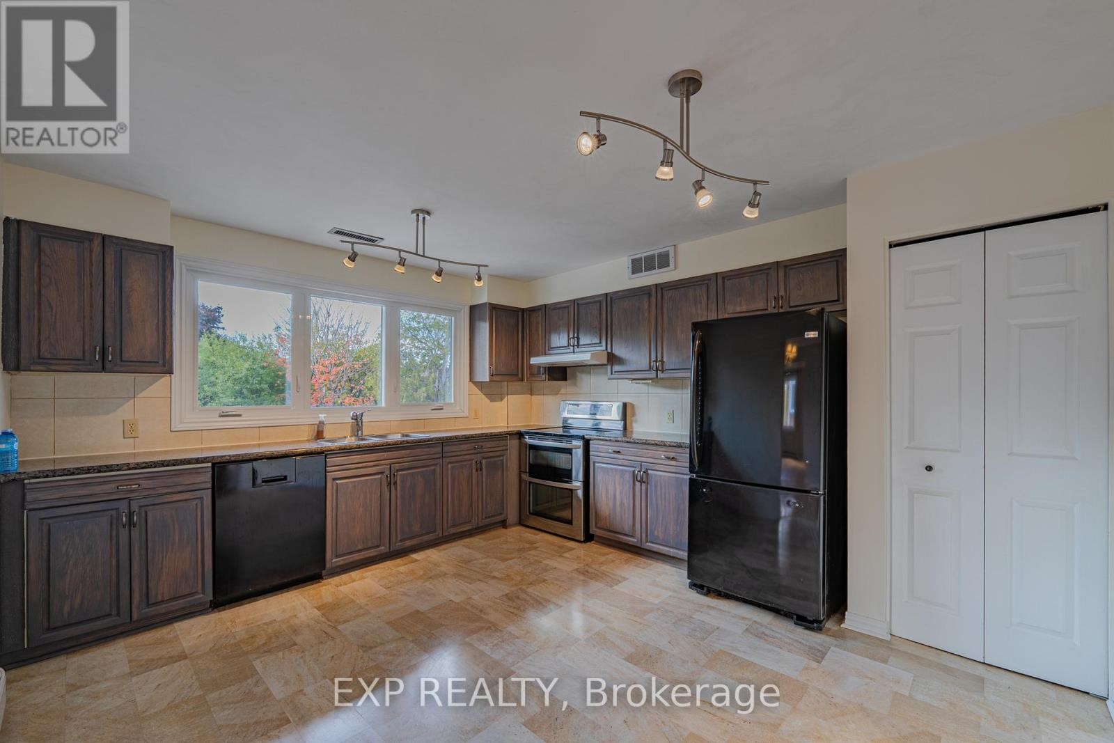 












208 STRATAS COURT

,
Ottawa,




Ontario
K2L3K5

