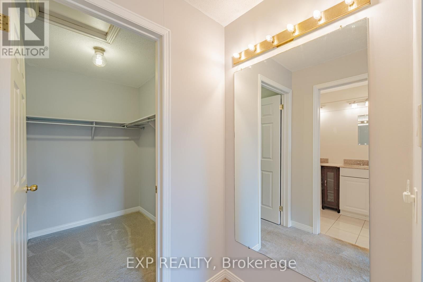 












208 STRATAS COURT

,
Ottawa,




Ontario
K2L3K5

