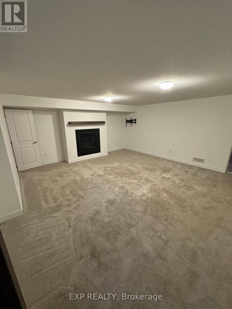 












914 ALVAREZ LANE

,
Ottawa,




Ontario
K1T0W2

