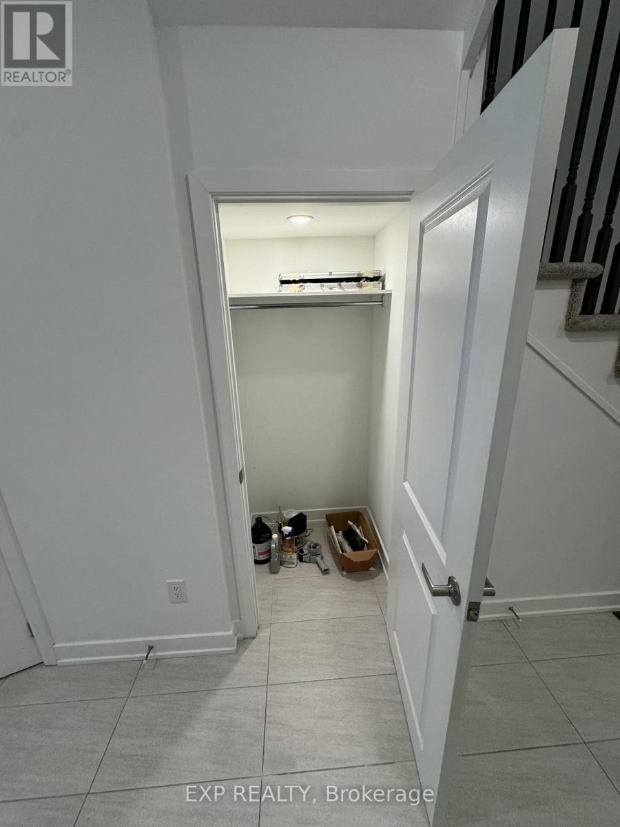 












914 ALVAREZ LANE

,
Ottawa,




Ontario
K1T0W2

