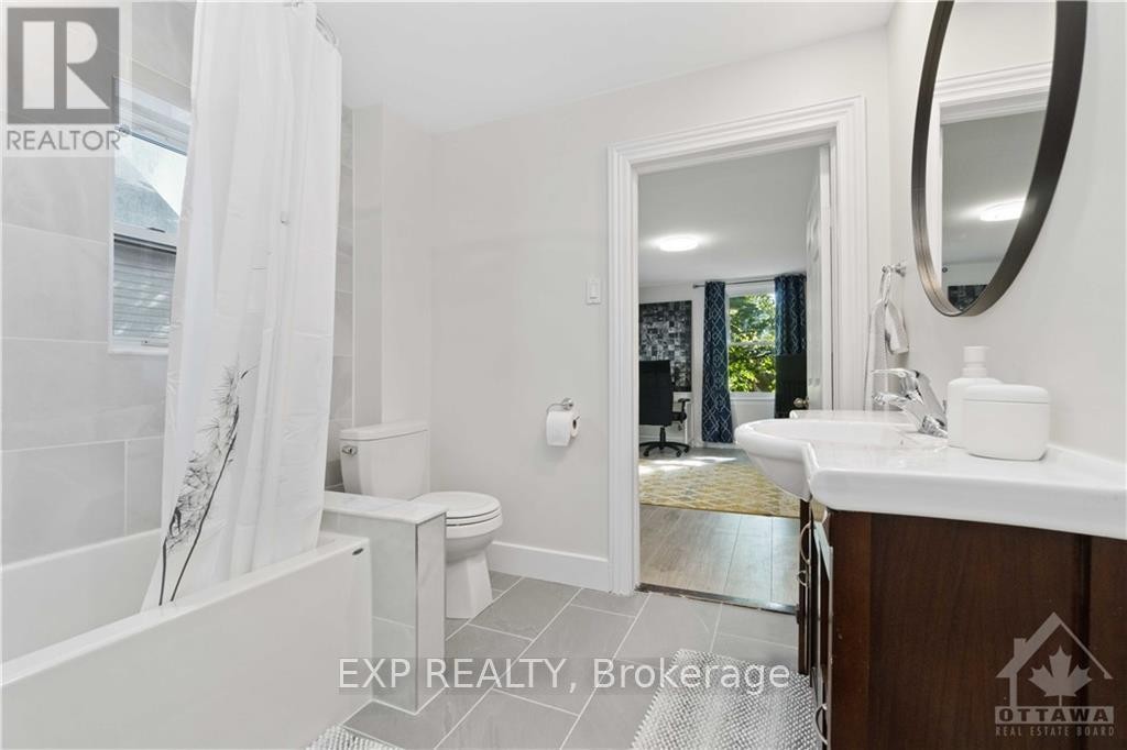 












162 KING EDWARD AVENUE

,
Ottawa,




Ontario
K1N7L3

