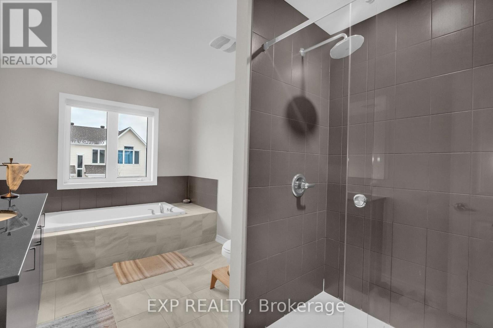 












208 DOUGLAS FIR STREET N

,
Ottawa,




Ontario
K2J6P9

