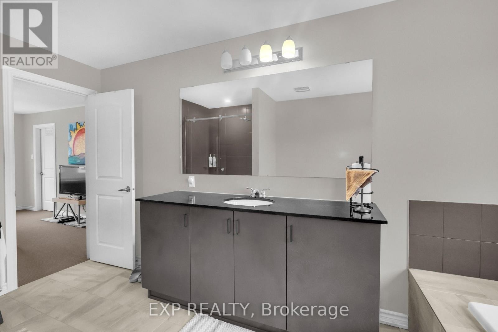 












208 DOUGLAS FIR STREET N

,
Ottawa,




Ontario
K2J6P9

