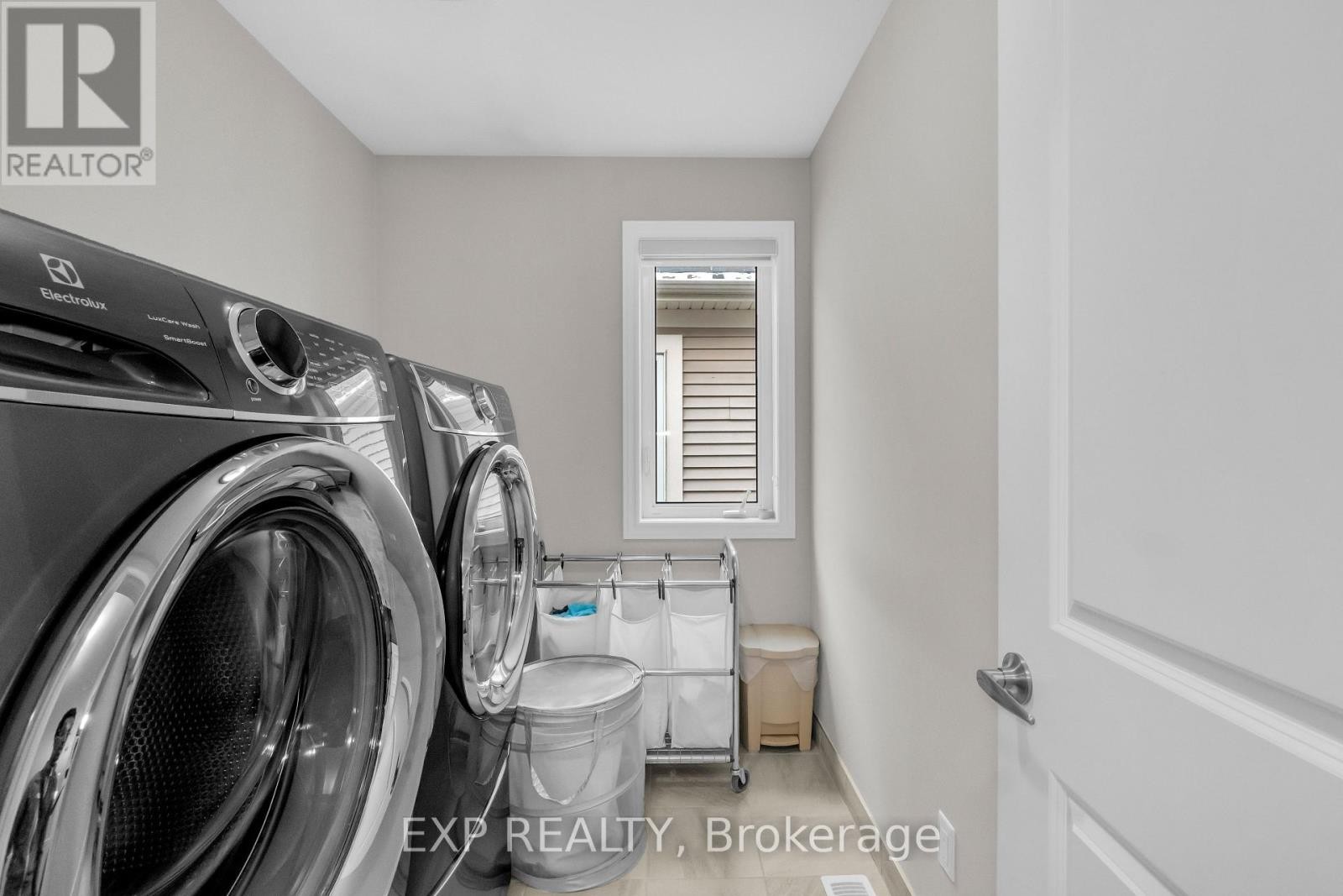 












208 DOUGLAS FIR STREET N

,
Ottawa,




Ontario
K2J6P9

