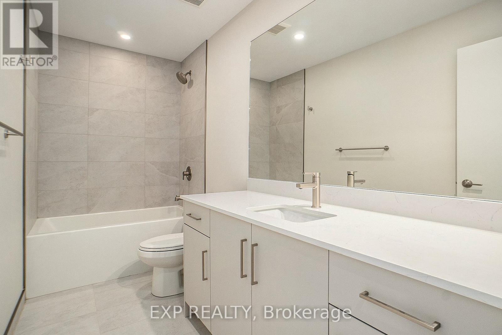 












7 - 158 LAVAL STREET

,
Ottawa,




Ontario
K1L7Z4

