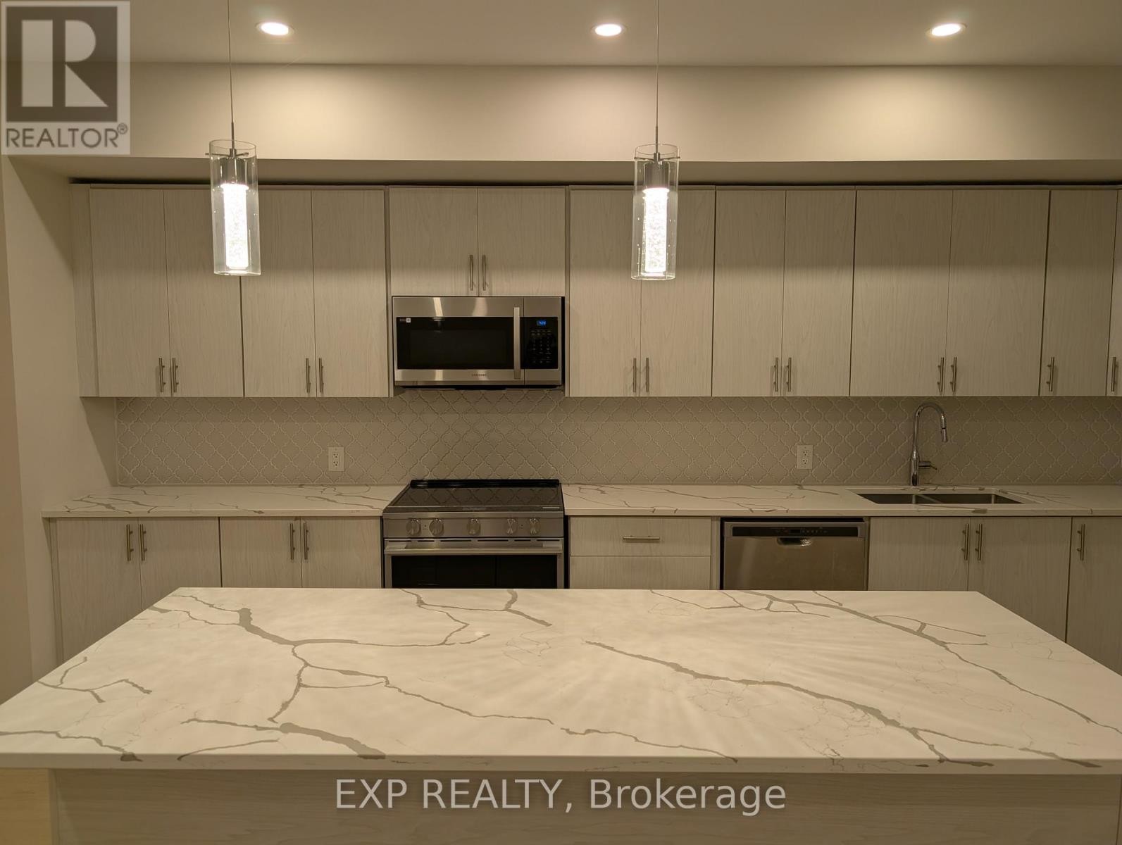 












812 STAR PRIVATE

,
Ottawa,




Ontario
K2K1W2

