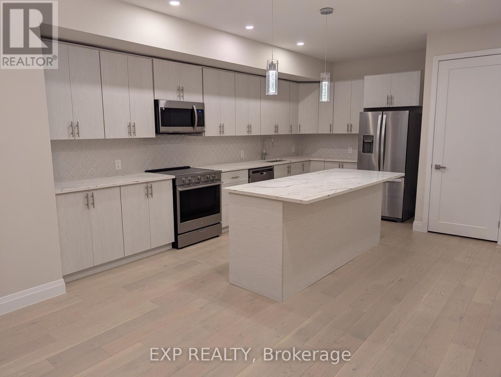 












812 STAR PRIVATE

,
Ottawa,




Ontario
K2K1W2

