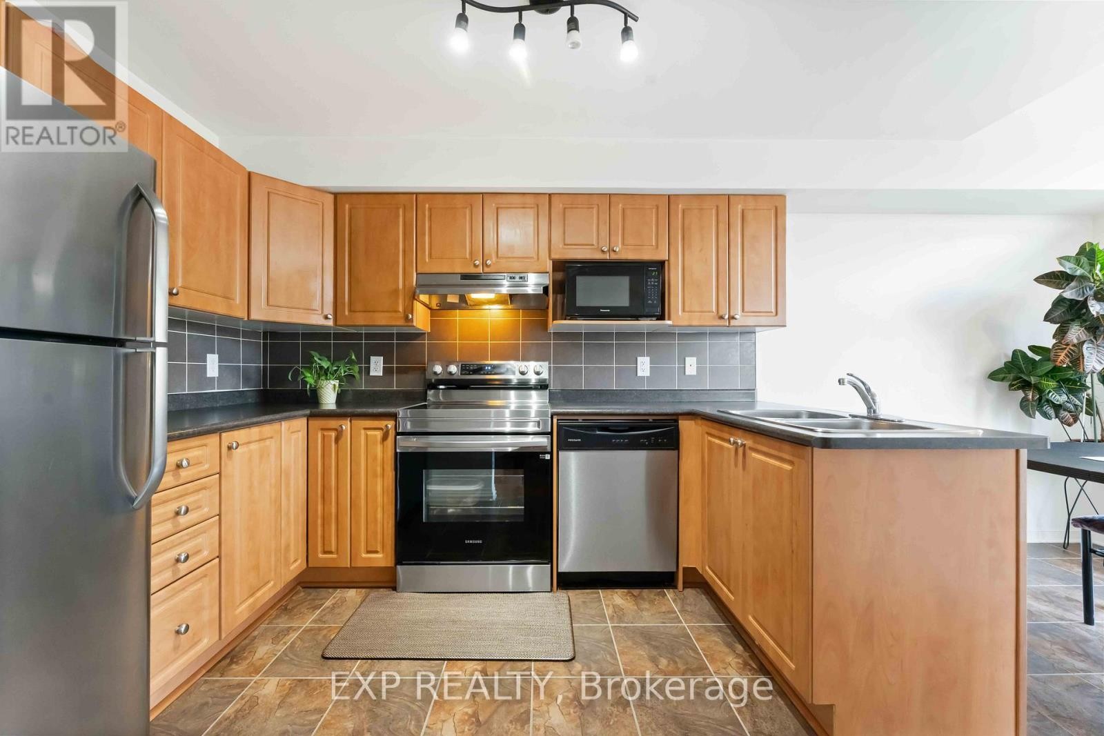 












438 HARESFIELD COURT

,
Ottawa,




Ontario
K4M0B6

