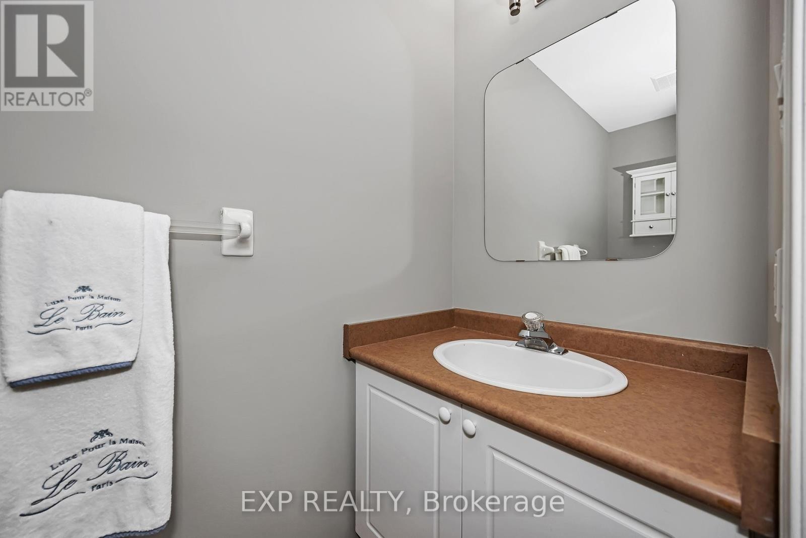 












4596 OGILVIE WALK CRESCENT

,
Ottawa,




Ontario
K1J1G6

