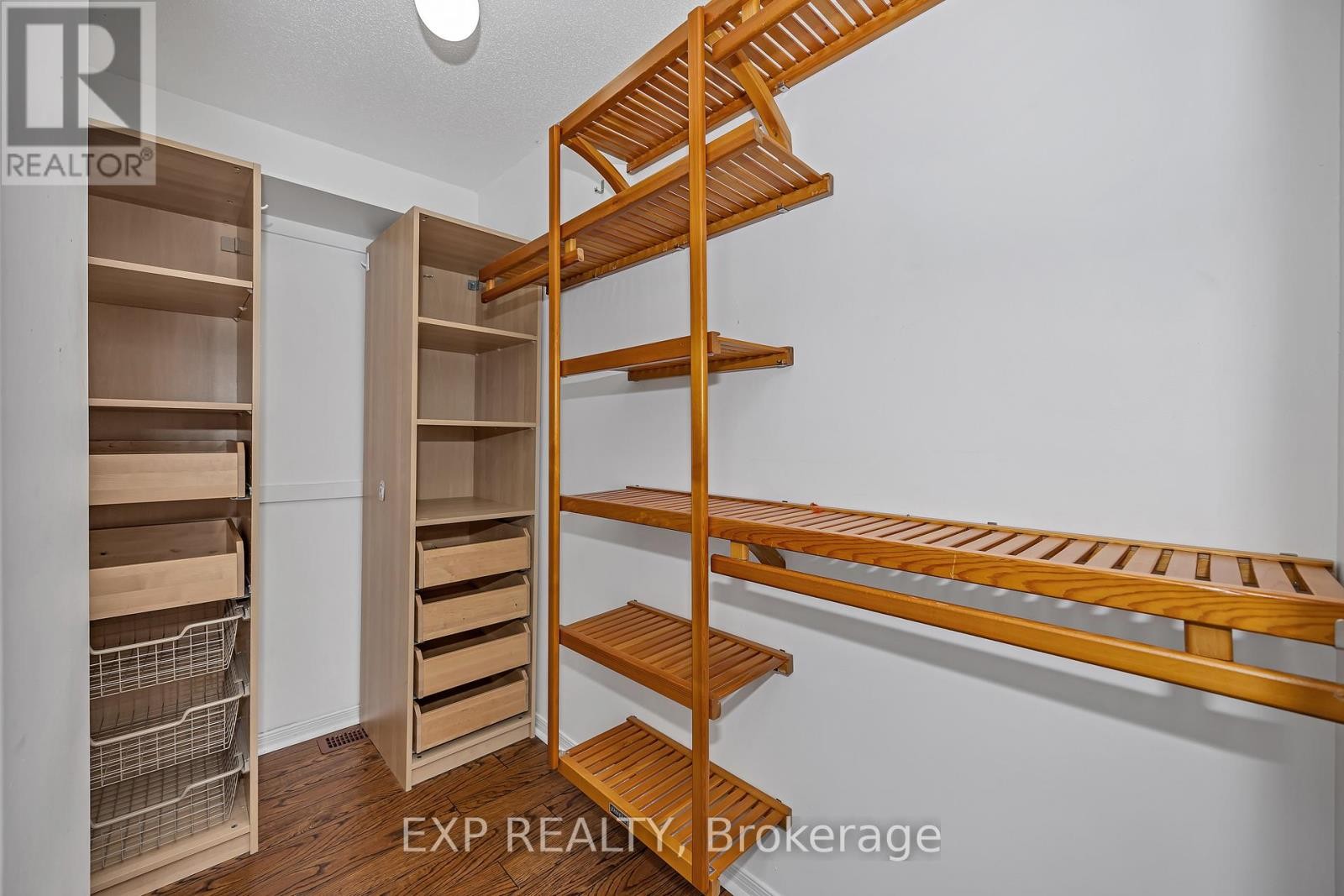 












4596 OGILVIE WALK CRESCENT

,
Ottawa,




Ontario
K1J1G6

