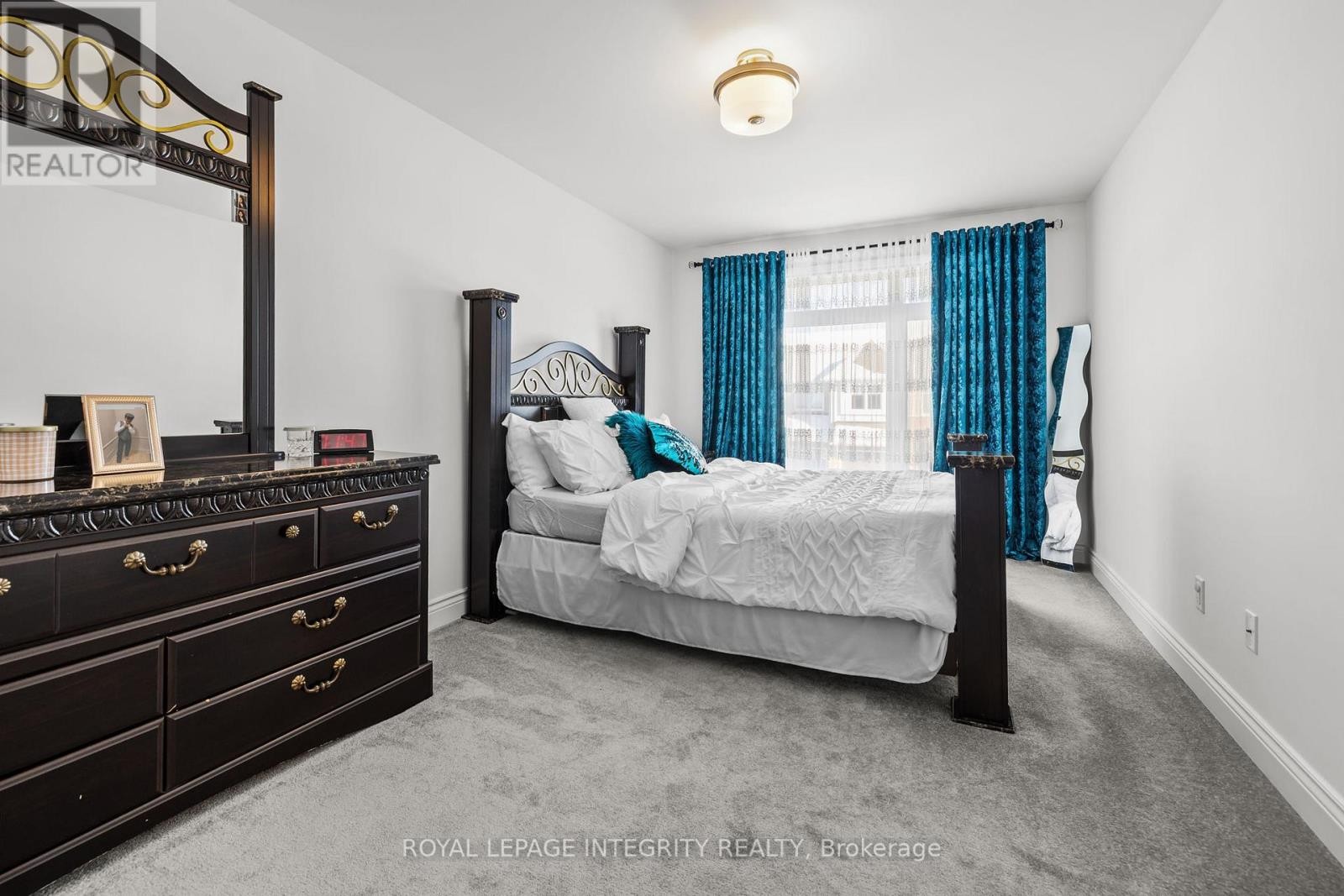 












512 CARDAMOM TERRACE

,
Ottawa,




Ontario
K2S2X9

