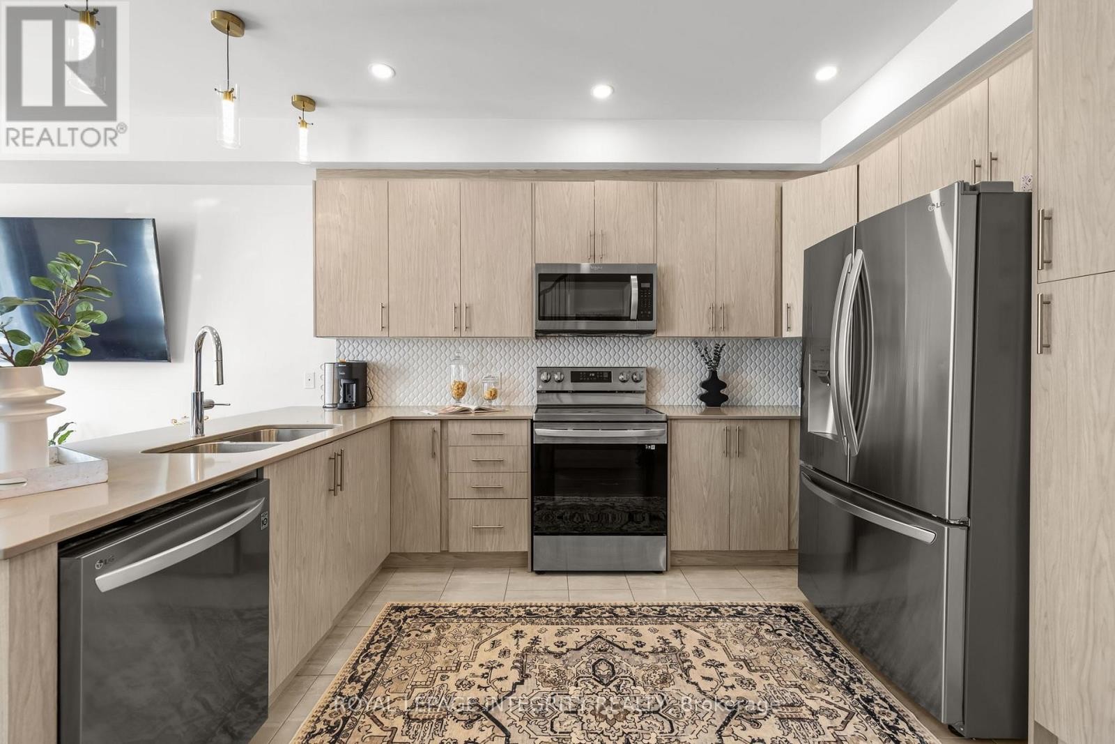 












512 CARDAMOM TERRACE

,
Ottawa,




Ontario
K2S2X9

