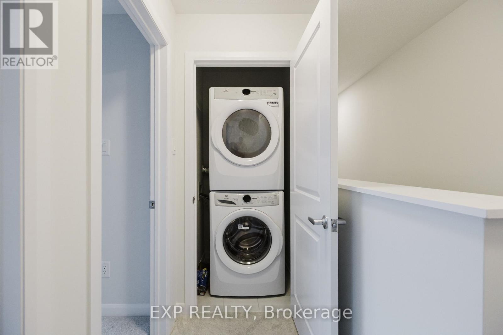 












1245 CREEKWAY PRIVATE

,
Ottawa,




Ontario
K2T0S8

