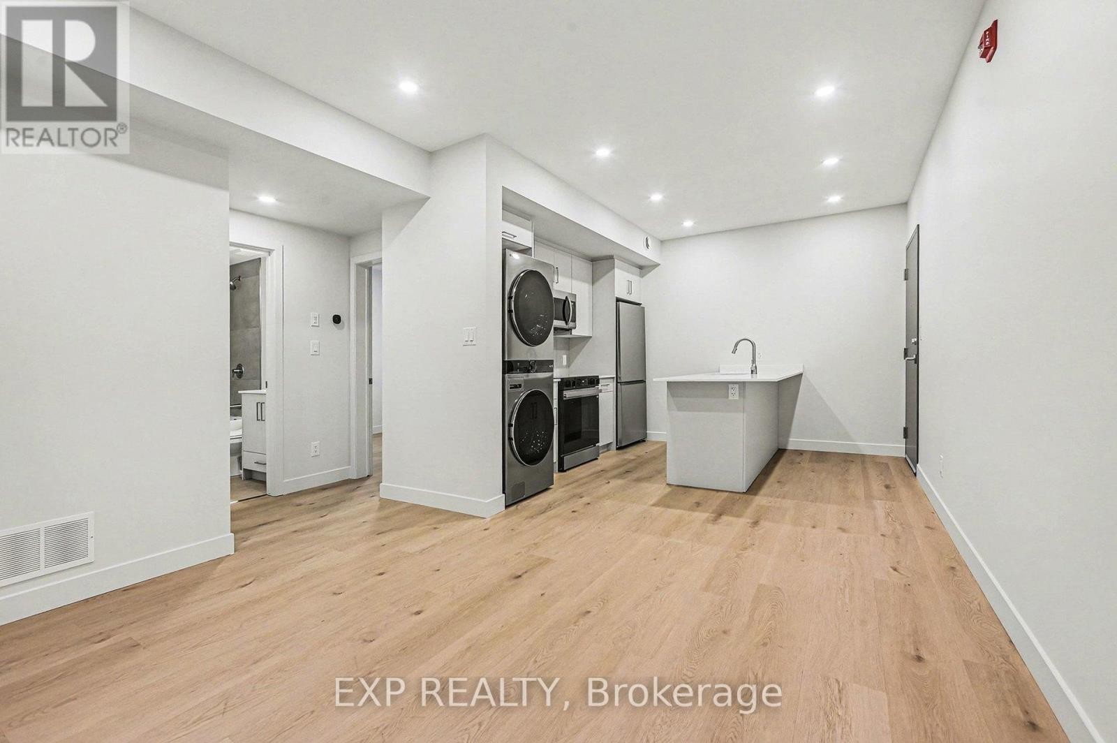 












6 - 79 MARQUETTE AVENUE

,
Ottawa,




Ontario
K1L5J9

