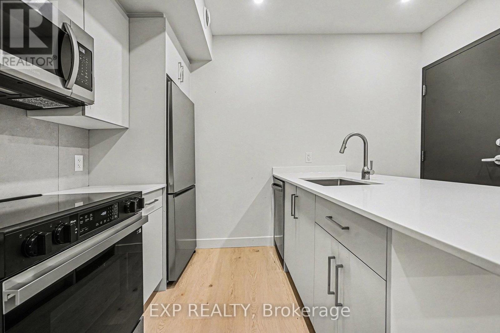 












3 - 79 MARQUETTE AVENUE

,
Ottawa,




Ontario
K1L5J9

