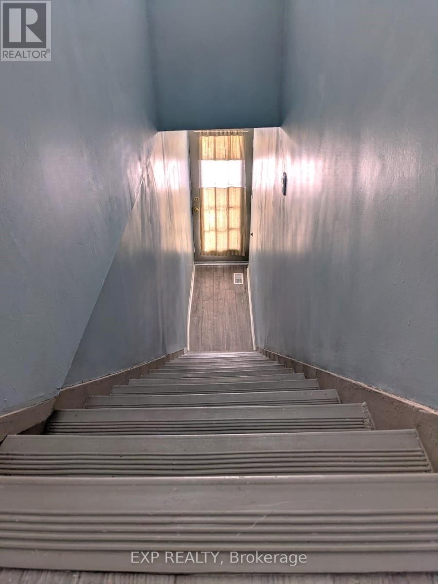 












2 - 1055 SOMERSET STREET

,
Ottawa,




Ontario
K1Y3C4

